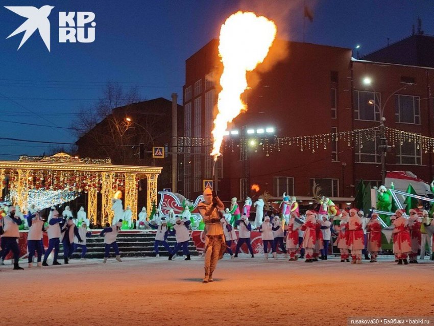 Новогодний парад Дедов Морозов и шоу ёлочных игрушек прошло в Новосибирске
