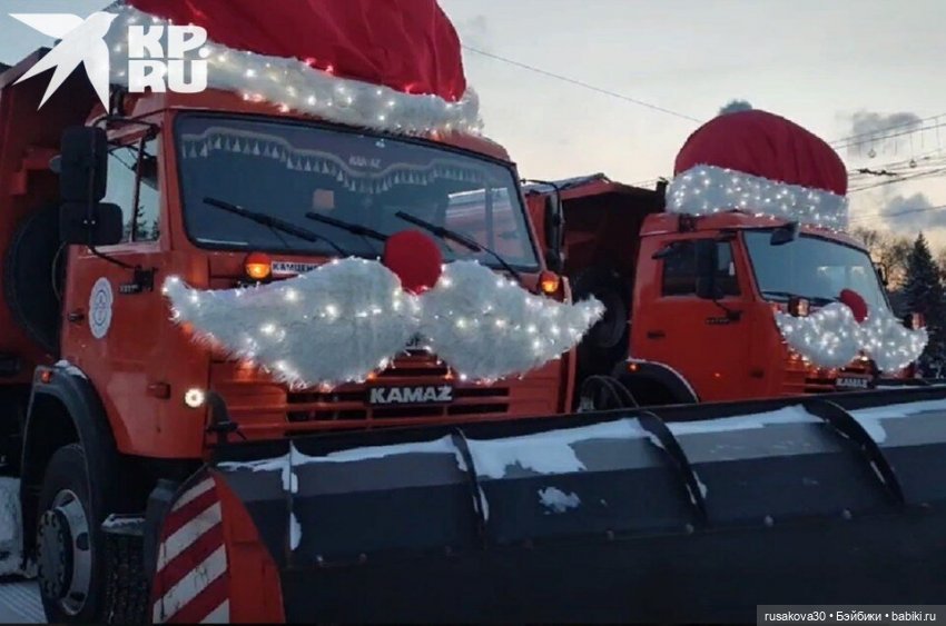 Новогодний парад Дедов Морозов и шоу ёлочных игрушек прошло в Новосибирске