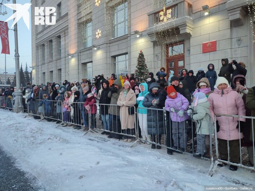 Новогодний парад Дедов Морозов и шоу ёлочных игрушек прошло в Новосибирске