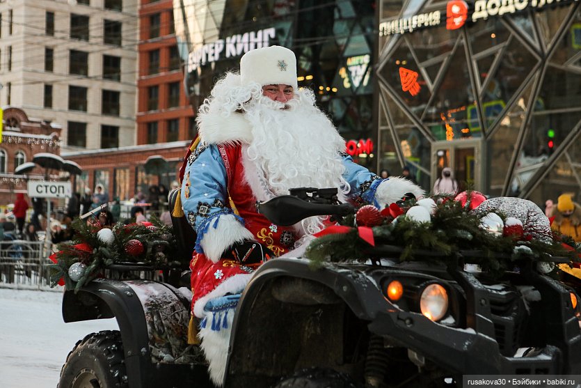Новогодний парад Дедов Морозов и шоу ёлочных игрушек прошло в Новосибирске