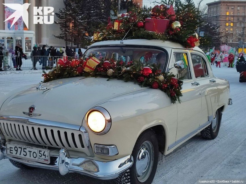 Новогодний парад Дедов Морозов и шоу ёлочных игрушек прошло в Новосибирске (фото 9)