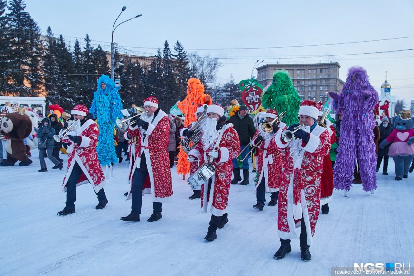 Новогодний парад Дедов Морозов и шоу ёлочных игрушек прошло в Новосибирске