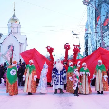 Новогодний парад  Дедов Морозов и шоу ёлочных игрушек прошло в Новосибирске .