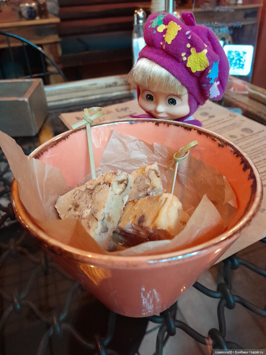 Людвик,Нильс и Машка в кафе "Кардамон"