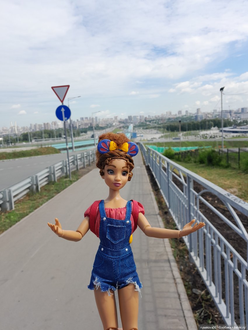 Снежка и лисята гуляют по парку Арена (фото 6)
