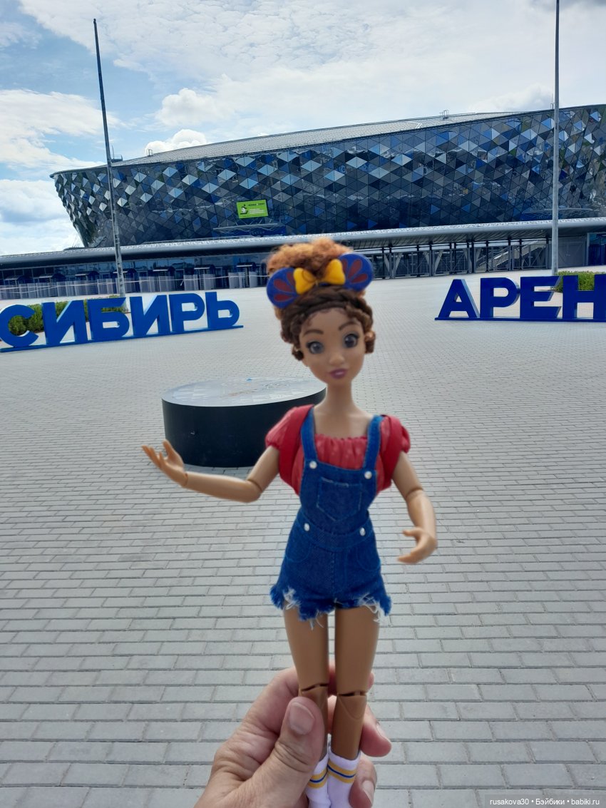 Снежка и лисята гуляют по парку Арена