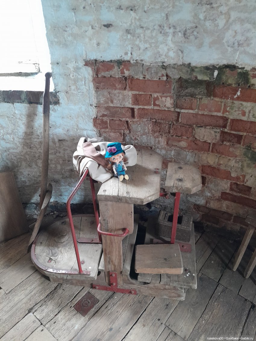 Баська и лисята на мельнице-музее Грейт-Бирчем