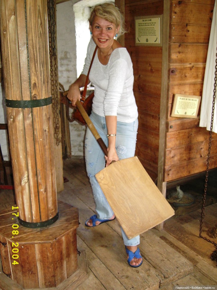 Баська и лисята на мельнице-музее Грейт-Бирчем