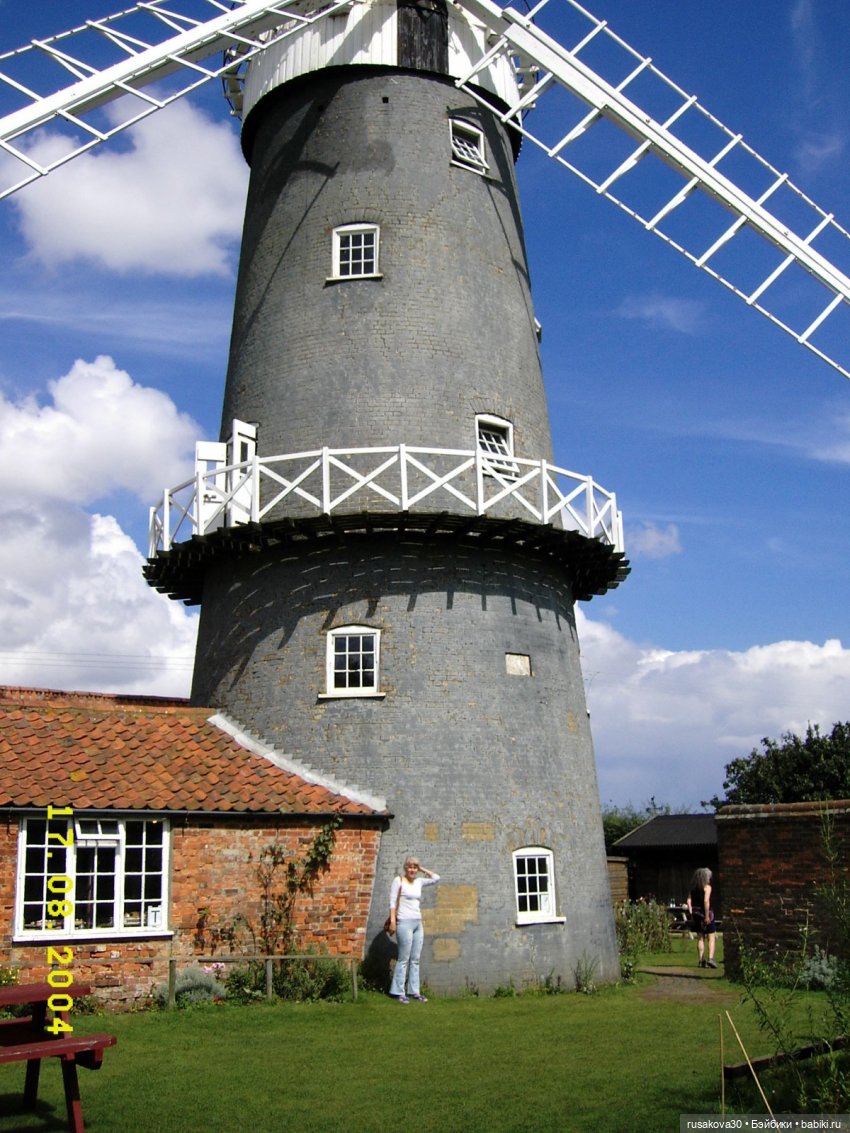 Баська и лисята на мельнице-музее Грейт-Бирчем