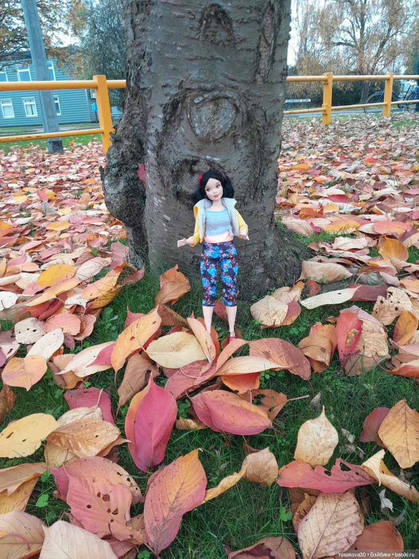 Снежка в костюме из листьев