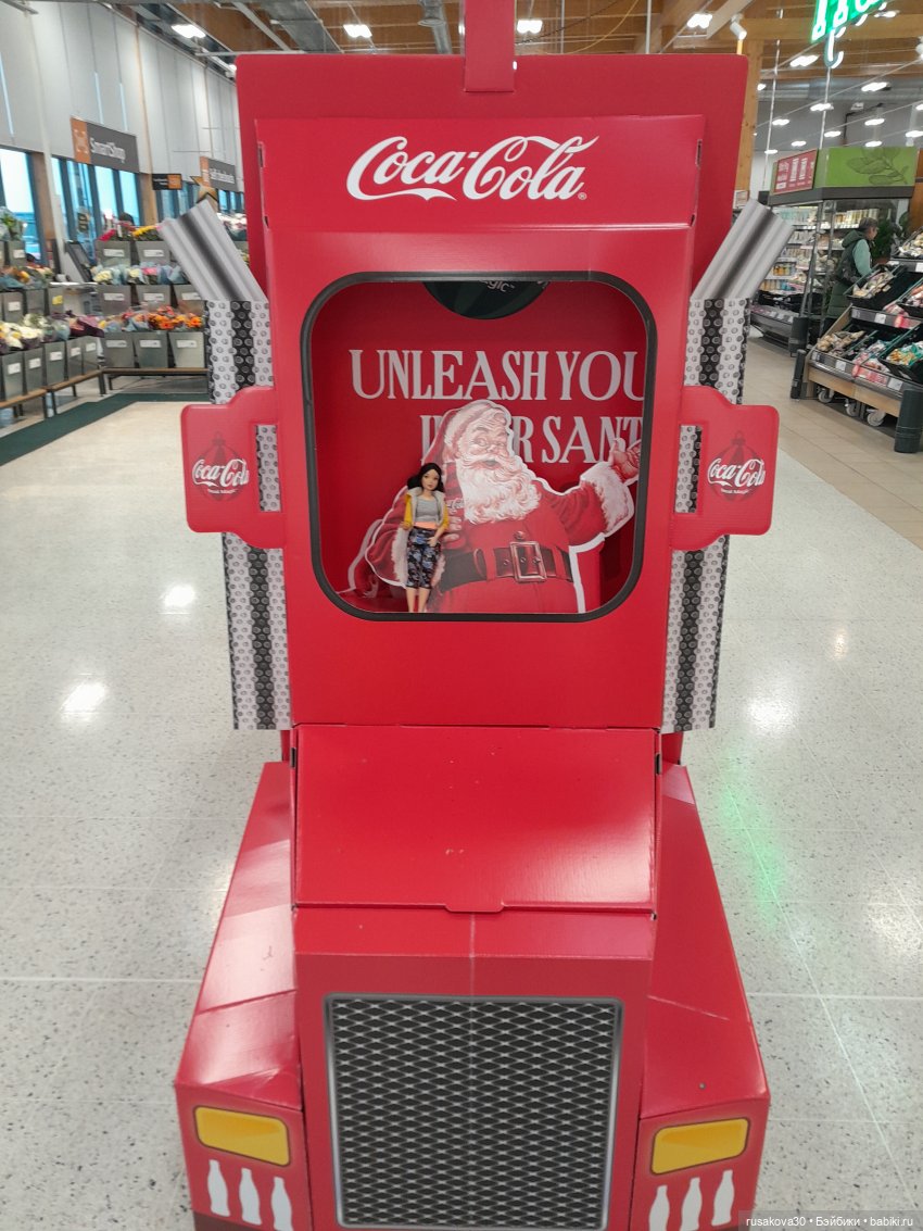 Снежка в костюме из листьев