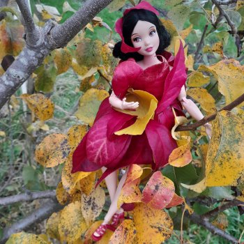 Снежка в костюме из листьев