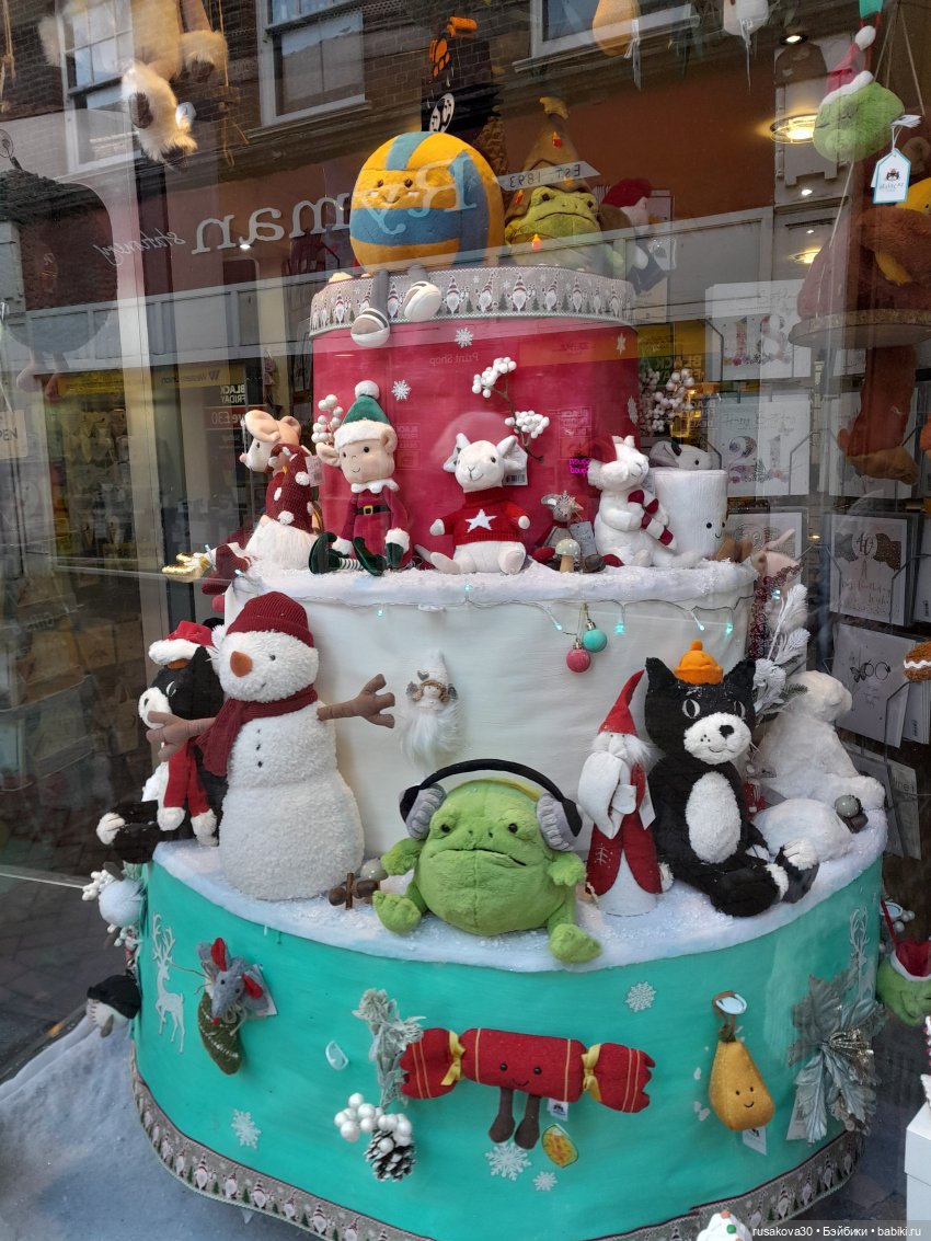 Какая рождественская витрина лучше