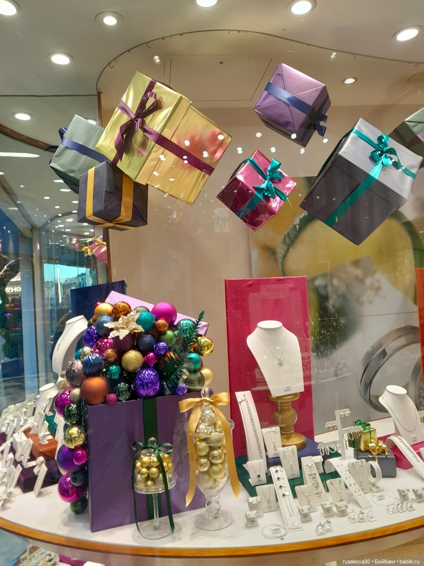 Какая рождественская витрина лучше