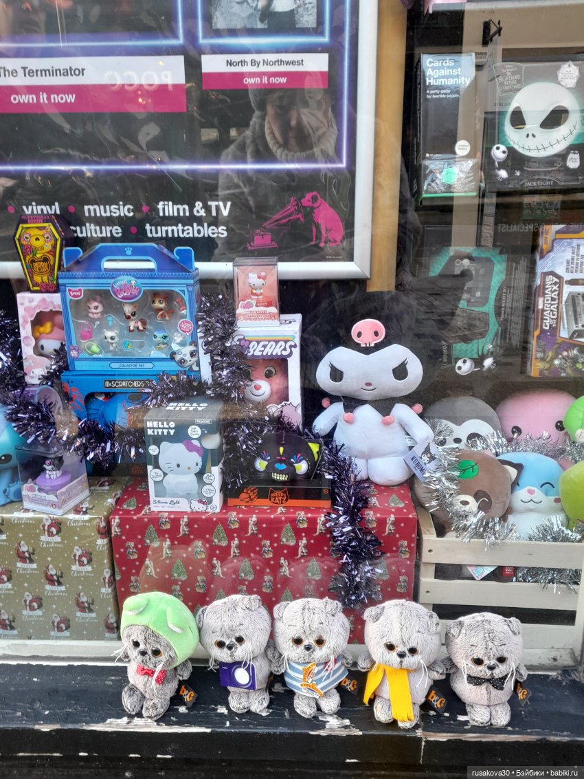 Какая рождественская витрина лучше