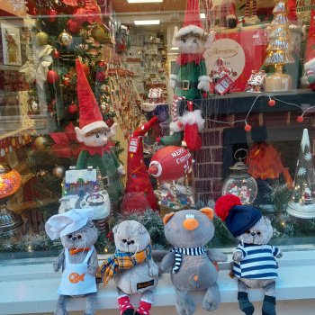 Какая рождественская витрина лучше ?