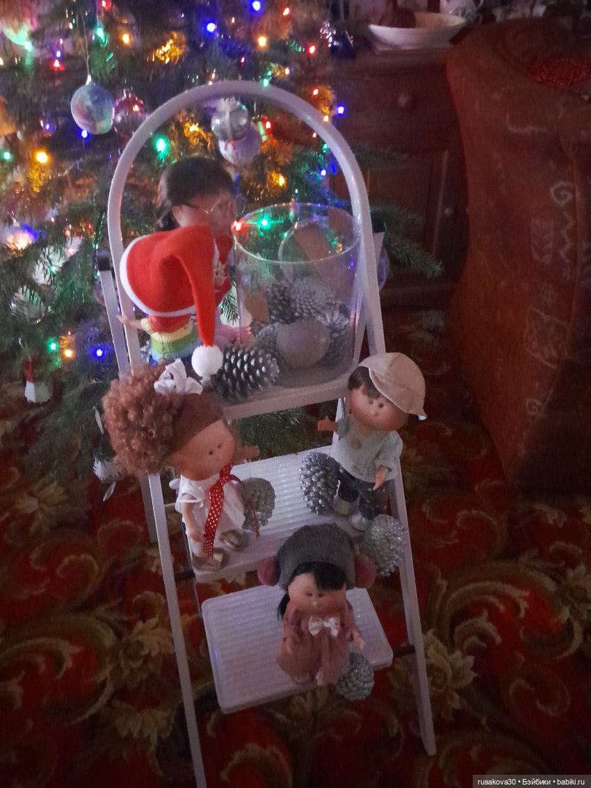 Как Мийки и Мио елочку наряжали