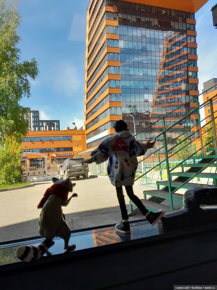 Руби и Енотик гуляют — Экшн