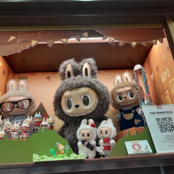 Магазинчк  Pop Mart (Поп март) в Кембридже.