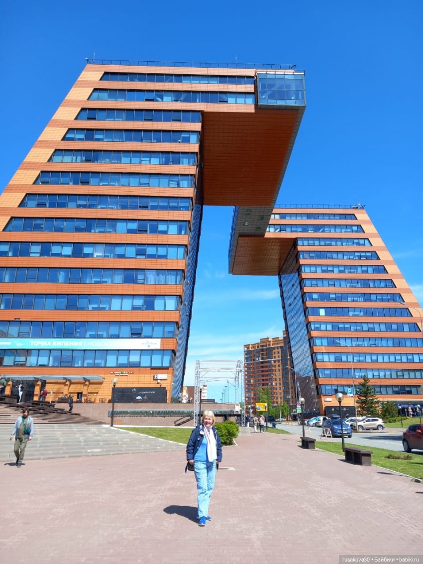 Руби и Енотик гуляют — Экшн