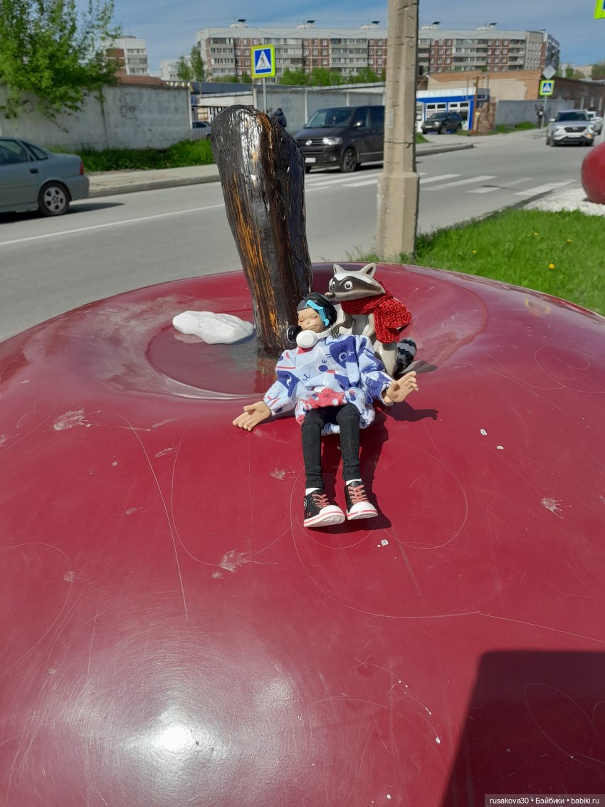 Руби и Енотик гуляют — Экшн