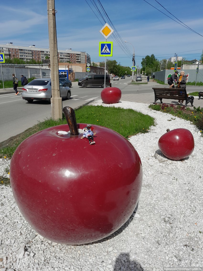 Руби и Енотик гуляют — Экшн