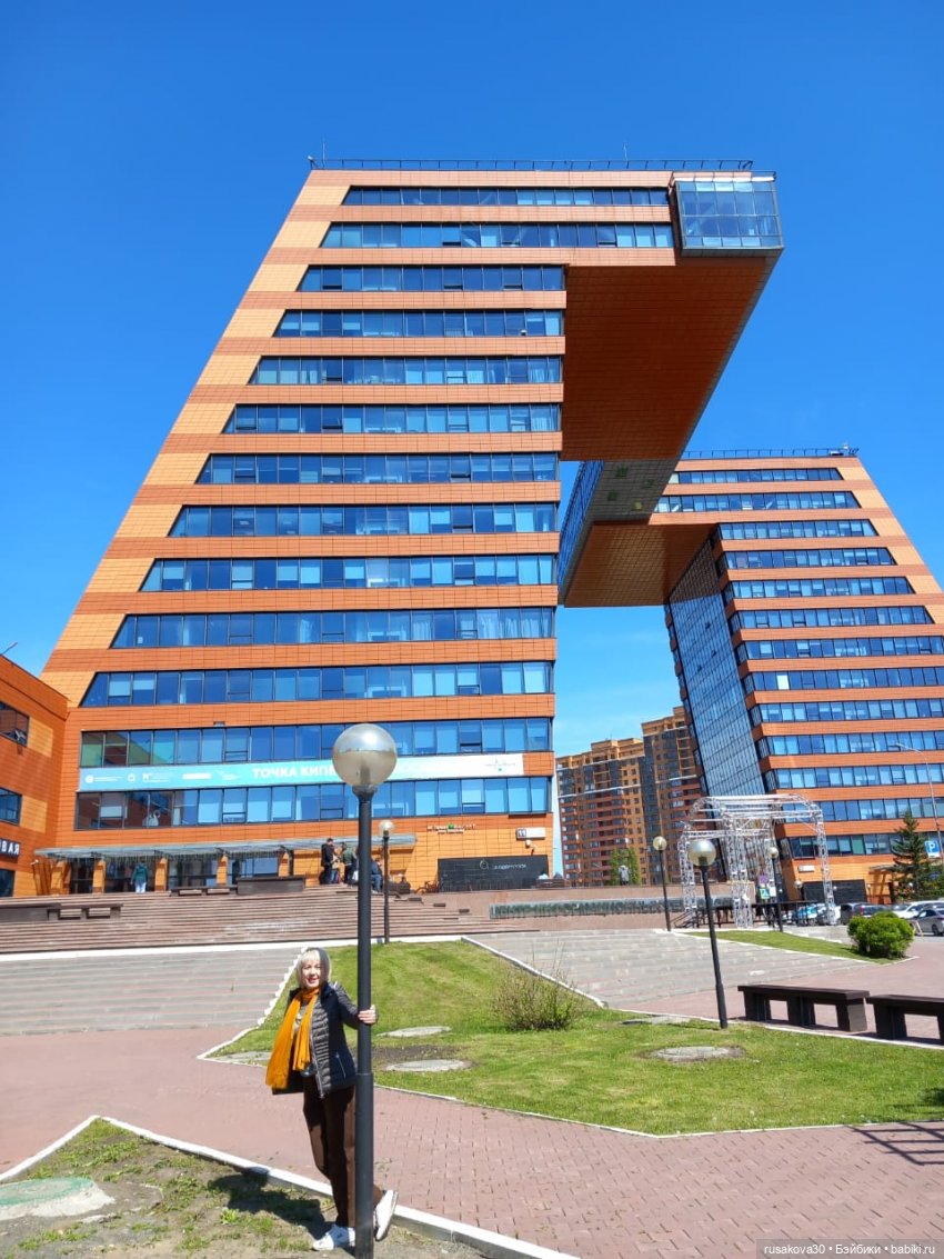 Руби и Енотик гуляют — Экшн