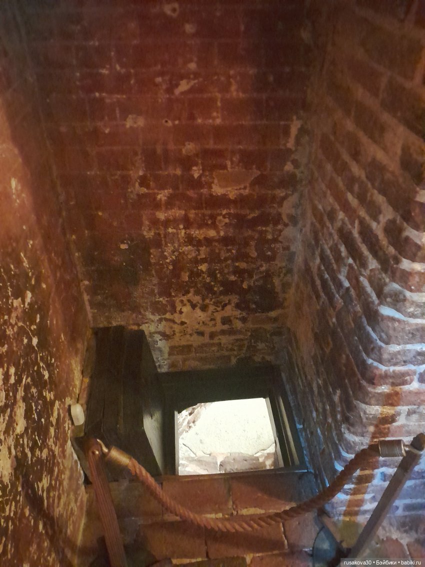 Поместье Оксбру-холл ( Oxburgh Hall)(продолжение)