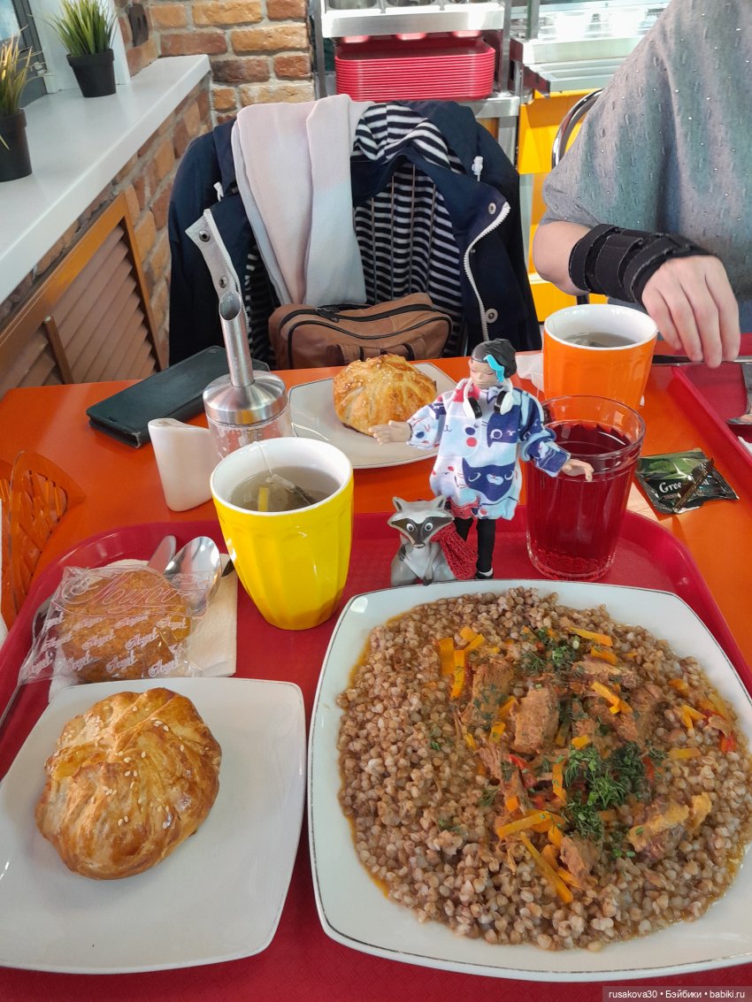 Руби и Енотик гуляют — Экшн