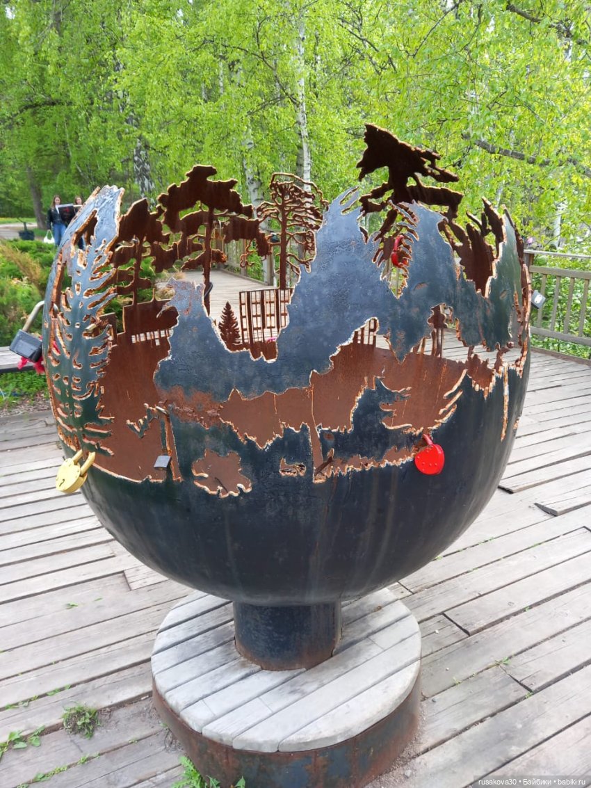 Руби и Енотик гуляют — Экшн