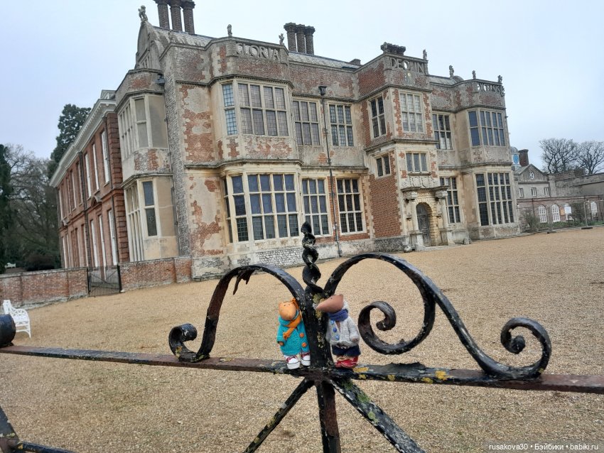 Алиса и лисята гуляют по садам Фелбригг-Холла