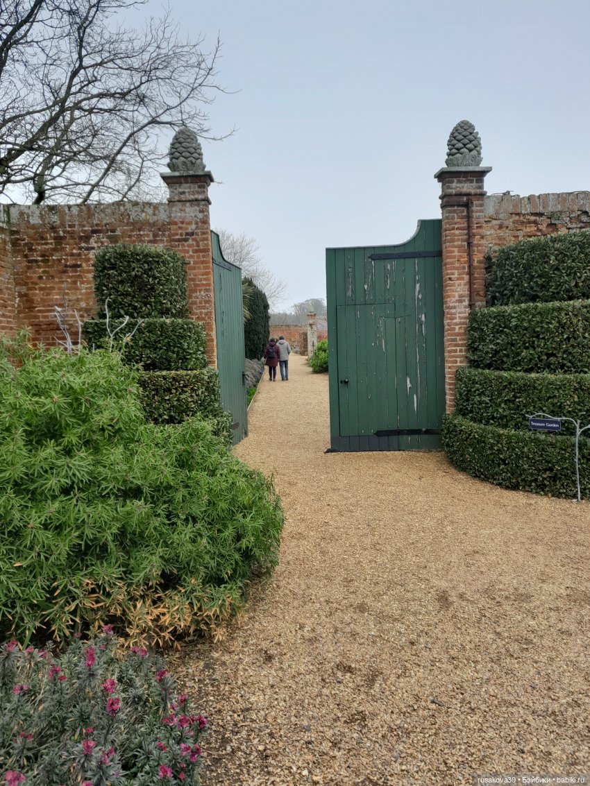 Алиса и лисята гуляют по садам Фелбригг-Холла (фото 2)