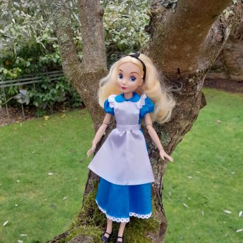 Алиса и лисята гуляют по садам Фелбригг-Холла.