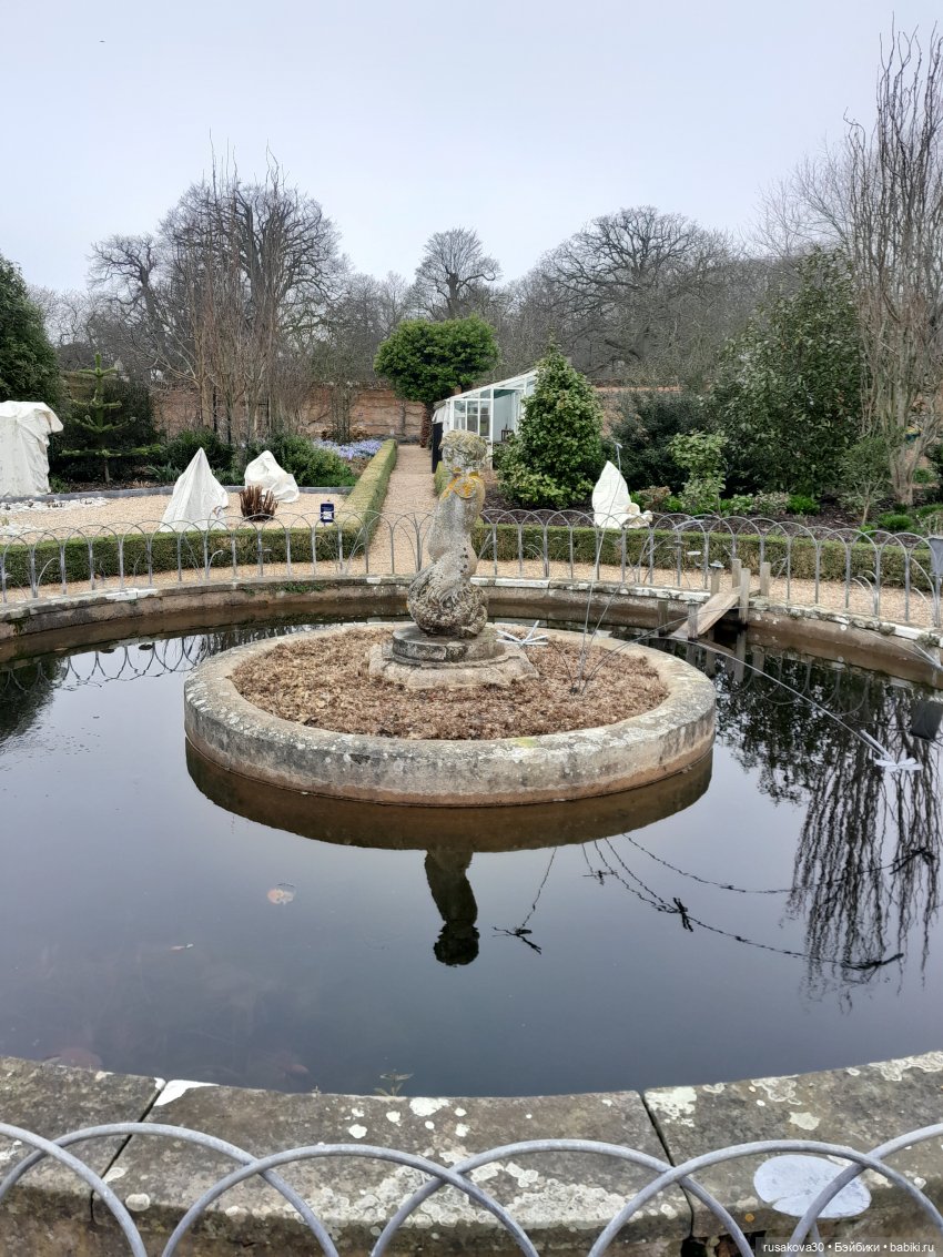 Алиса и лисята гуляют по садам Фелбригг-Холла