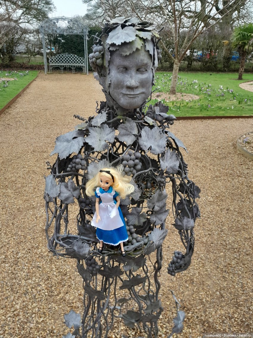 Алиса и лисята гуляют по садам Фелбригг-Холла