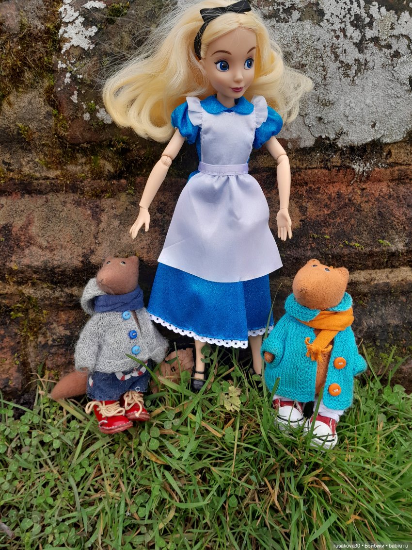 Алиса и лисята гуляют по садам Фелбригг-Холла