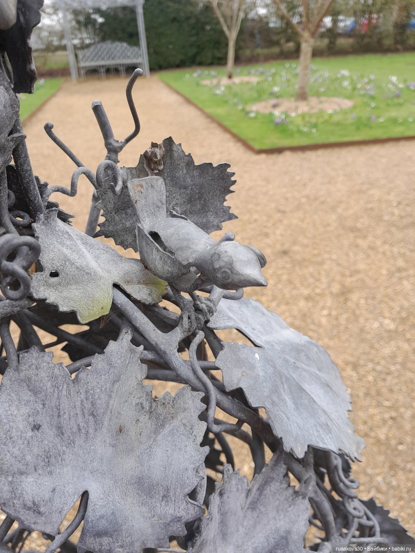 Алиса и лисята гуляют по садам Фелбригг-Холла