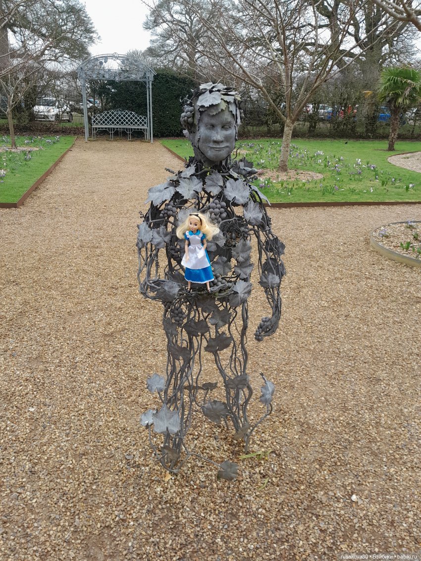 Алиса и лисята гуляют по садам Фелбригг-Холла