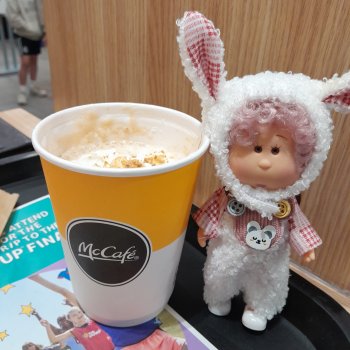 Малышка Мия знакомится с Кингс Лином .