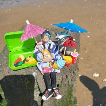 Руби и Енотик у моря.