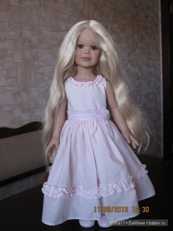 Малышка позирует.