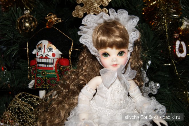 Кукла Арра, Белая тиара от Dollmore