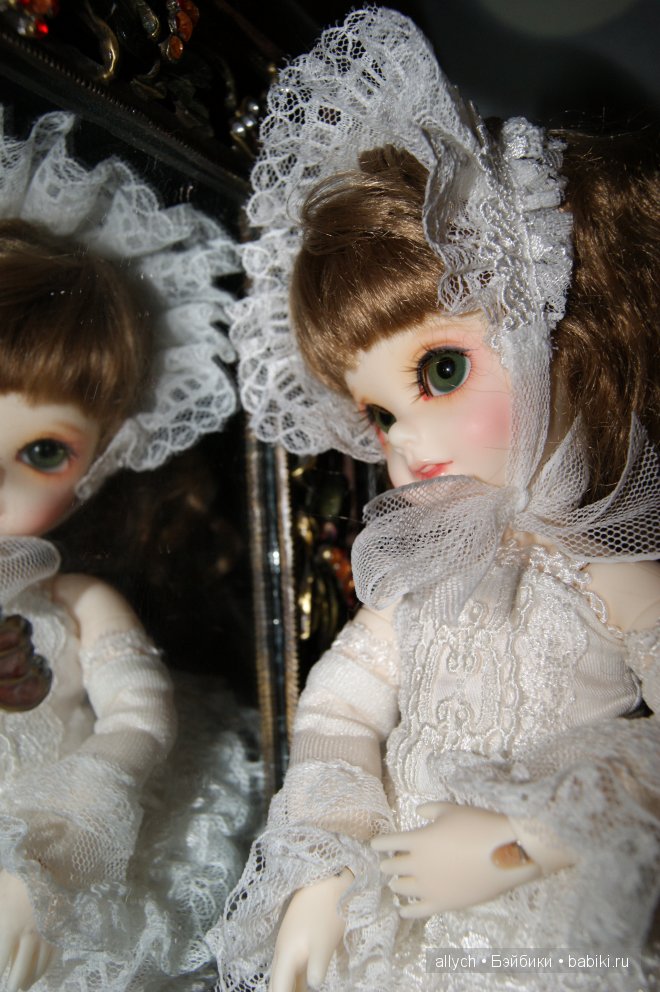 Кукла Арра, Белая тиара от Dollmore