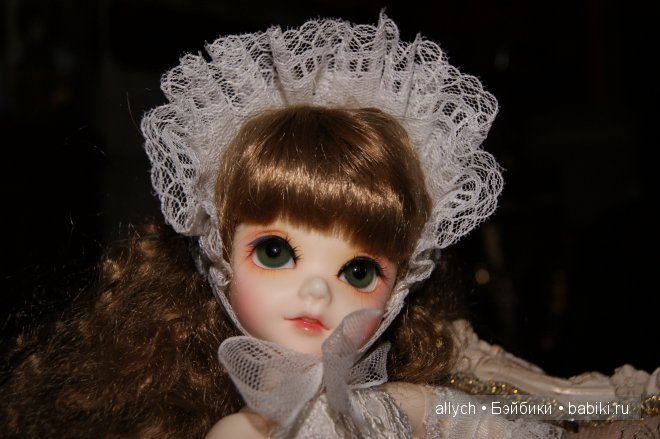 Кукла Арра, Белая тиара от Dollmore