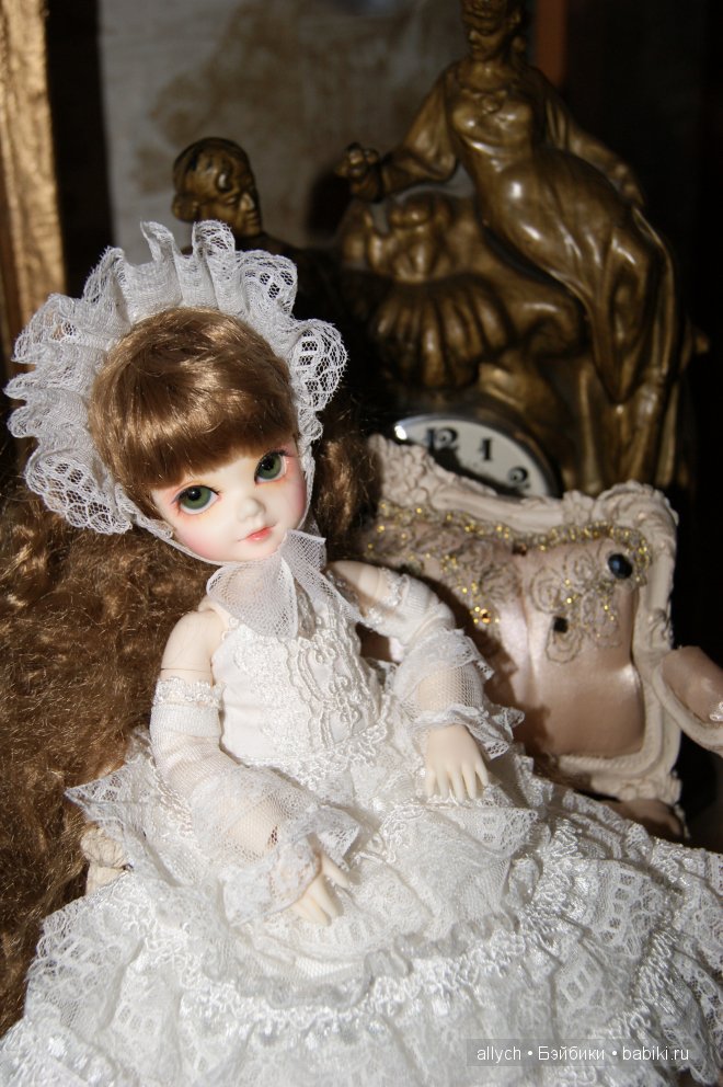 Кукла Арра, Белая тиара от Dollmore