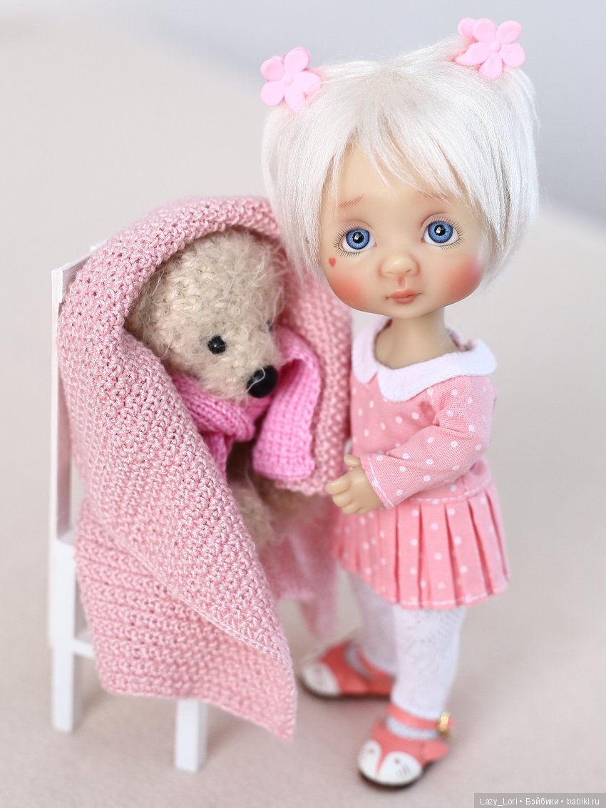 Девочка и старенький мишка