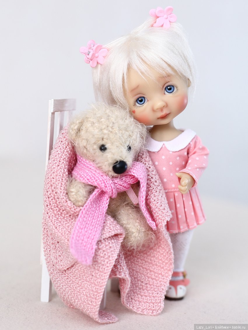 Девочка и старенький мишка