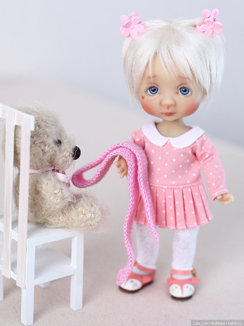 Девочка и старенький мишка