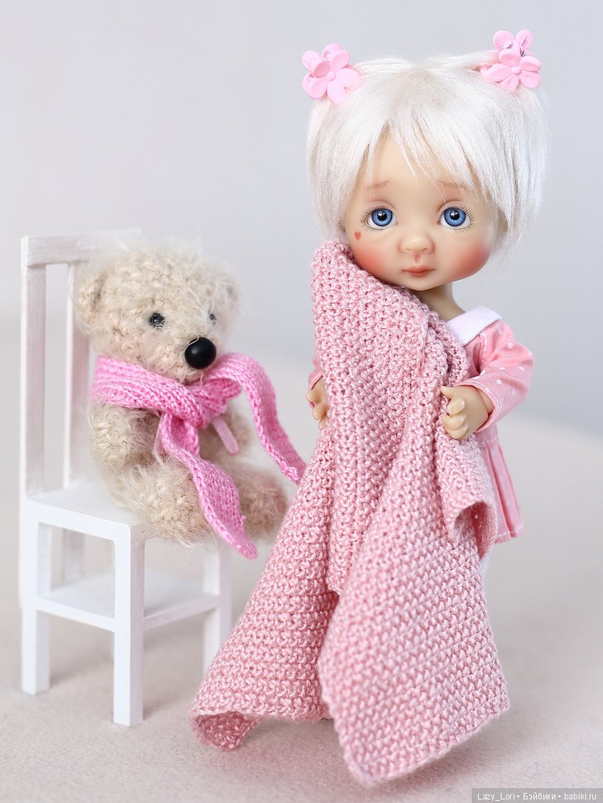 Девочка и старенький мишка