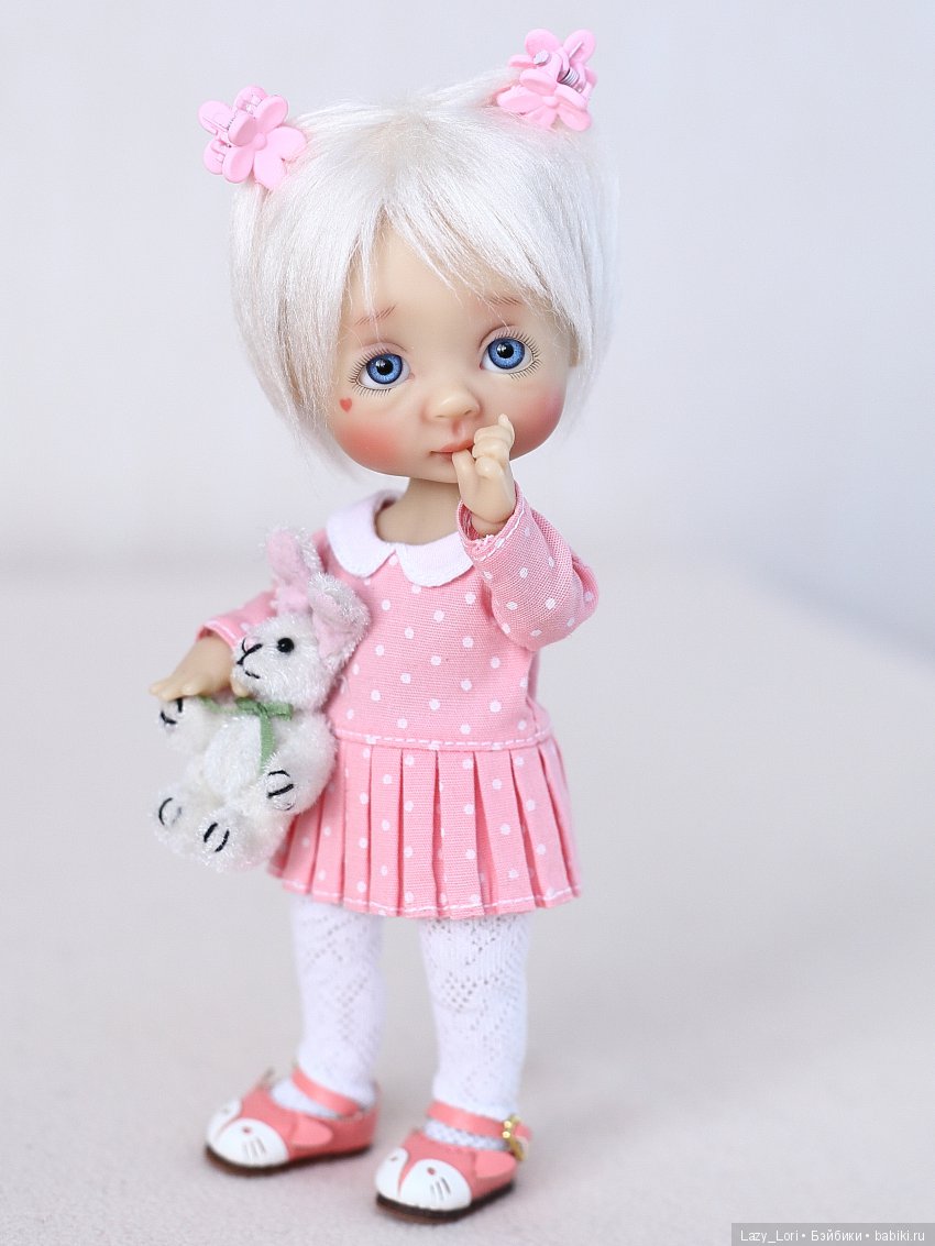 Девочка и старенький мишка